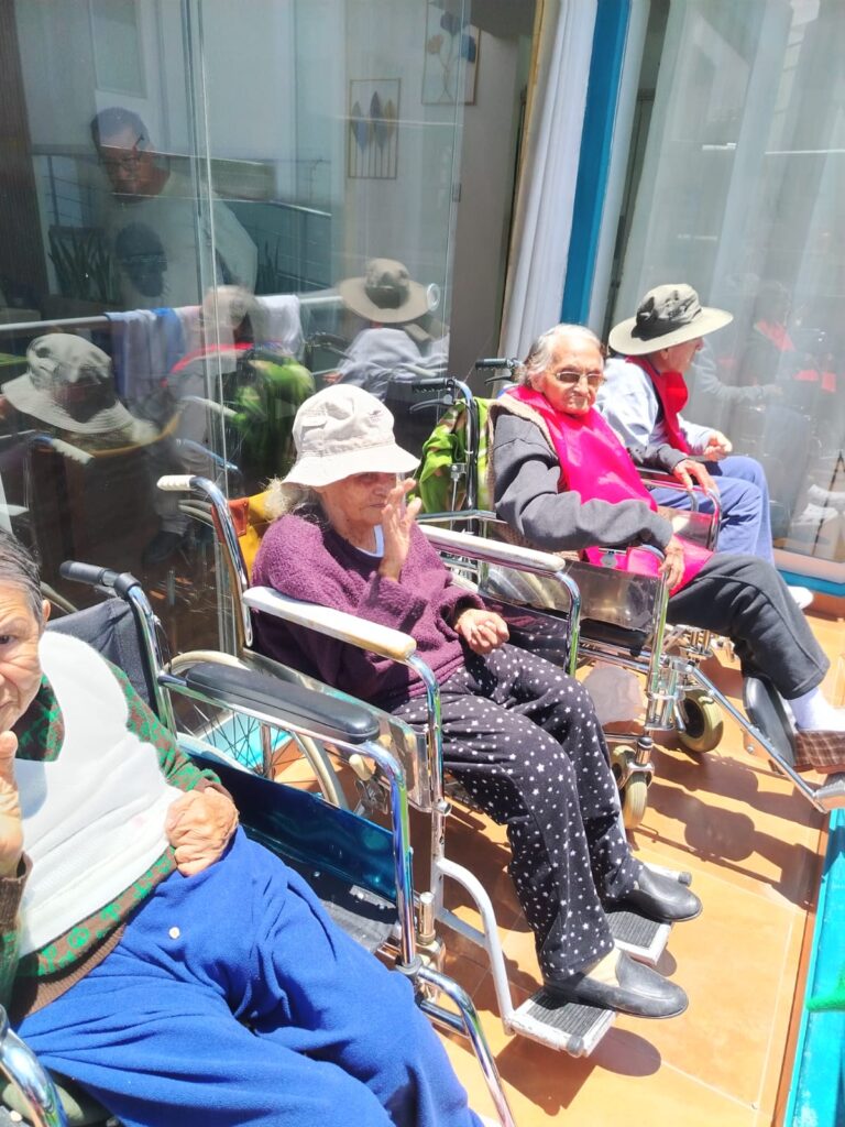 Tomando sol en la terraza de la casa de reposo